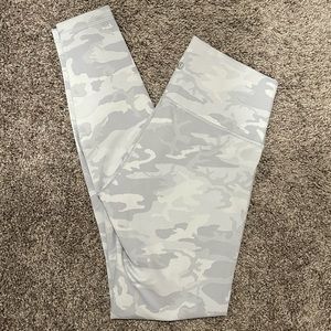 Lululemon Women’s Wunder Train 28” Luxtreme Leggings